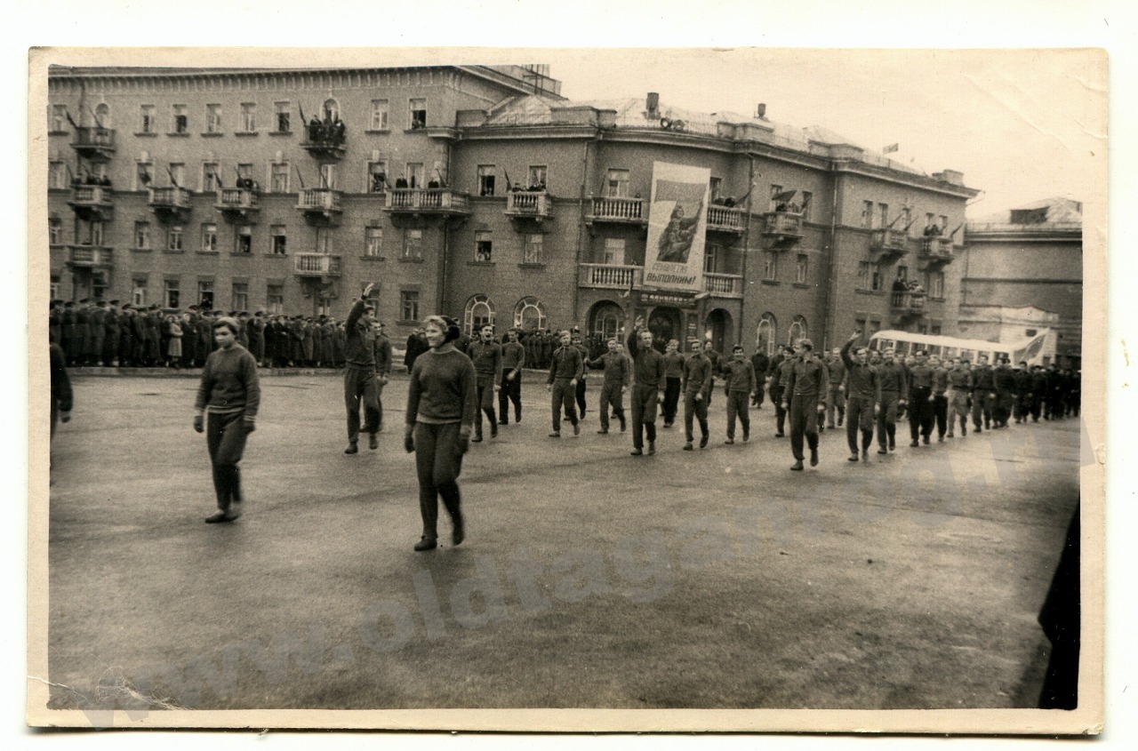 Оккупация таганрога. Памятник Ленину (Таганрог, Октябрьская площадь). Октябрьская площадь Таганрог СССР. Ленин на Октябрьское площади Таганрог. Таганрог 1941 площадь.